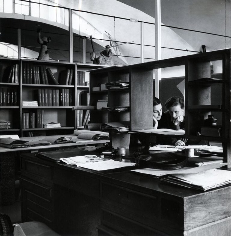 La redazione di Domus era nello studio di Gio Ponti, in un angolo dedicato. Qui Lisa Ponti ed Enrichetta Ritter al lavoro © Gio Ponti Archives