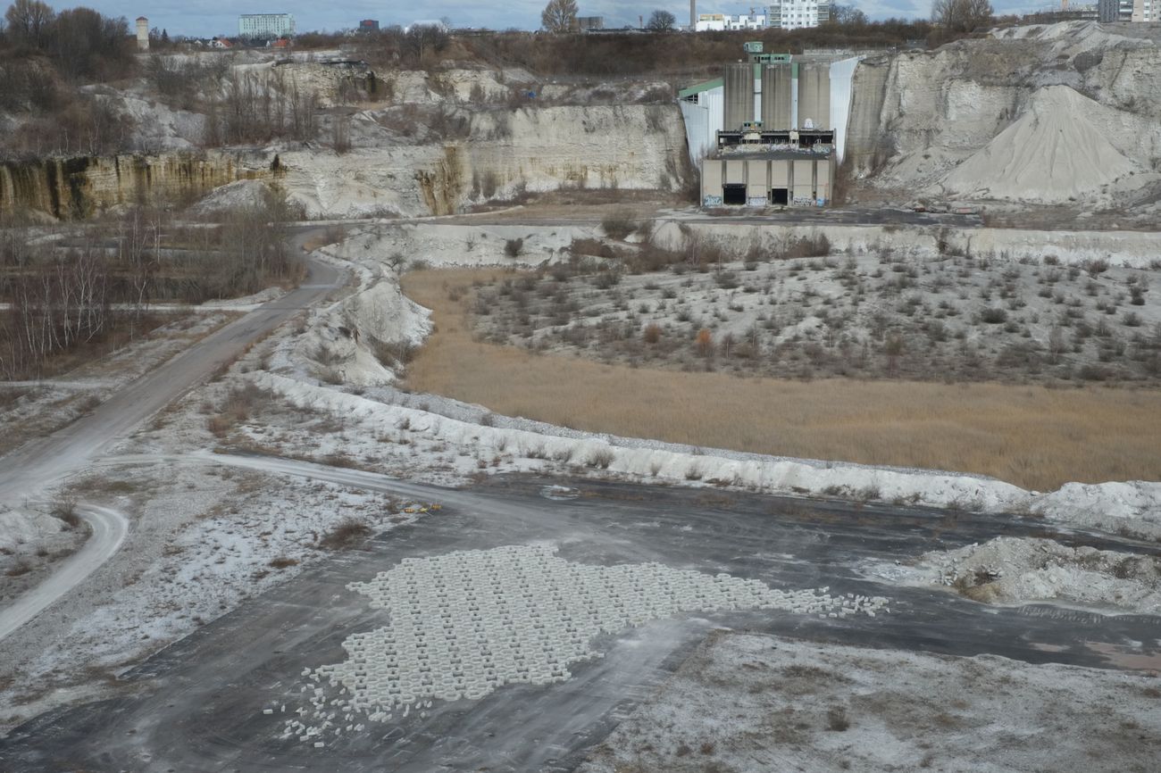 Mike Nelson, Imperfect geometry for a concrete quarry, 2016. Installation view at Kalkbrottet, Limhamn, Malmö 2016. Courtesy the artist & 303 Gallery, New York & Galleria Franco Noero, Torino & Matt’s Gallery & Londra & neugerriemschneider, Berlino