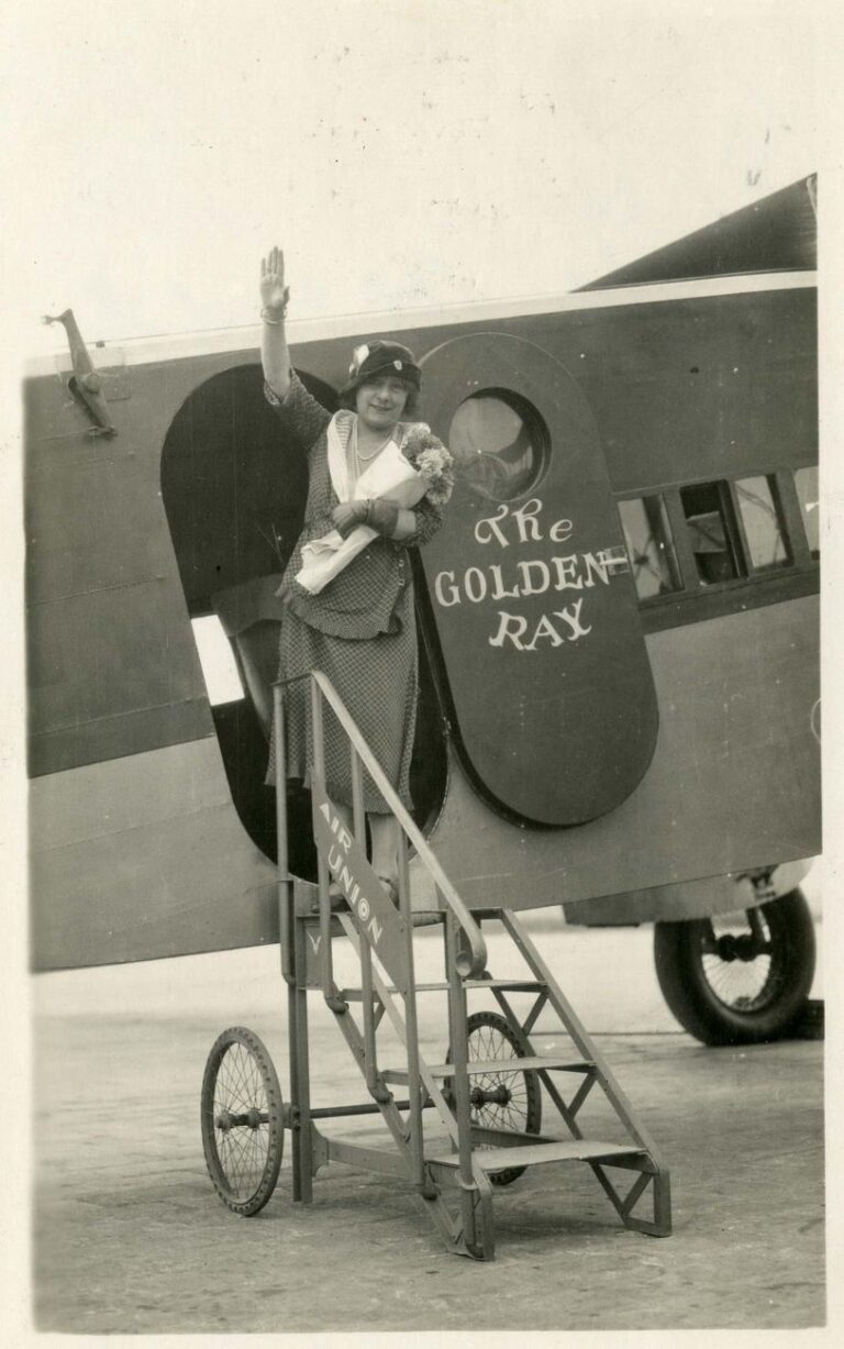Margherita Sarfatti a bordo dell’aeroplano Golden Ray, durante il viaggio in America del Sud, agosto ottobre 1930. Mart, Archivio del ‘900, Fondo Sarfatti