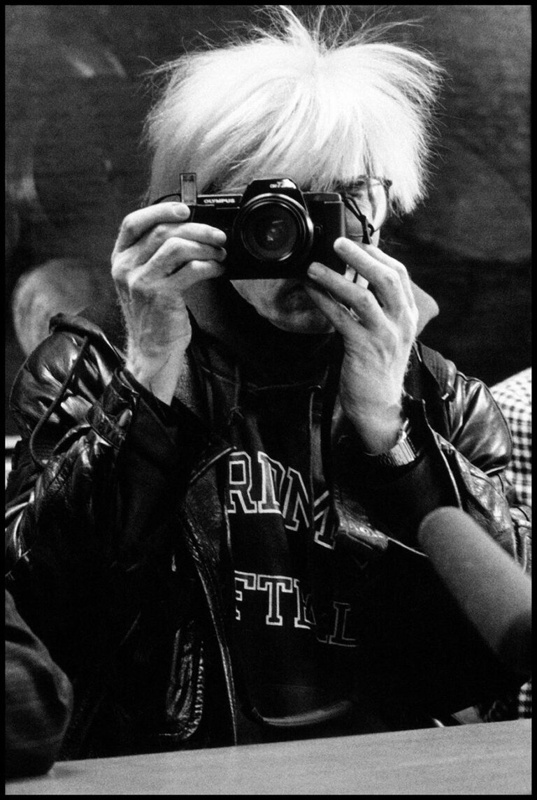 Maria Mulas, Warhol che mi fotografa, 1987. Photo © Maria Mulas