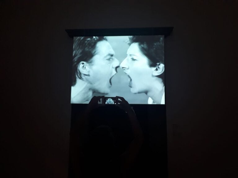 Marina Abramović. The Cleaner. Firenze 2018. Un visitatore riprende il video di AAA AAA