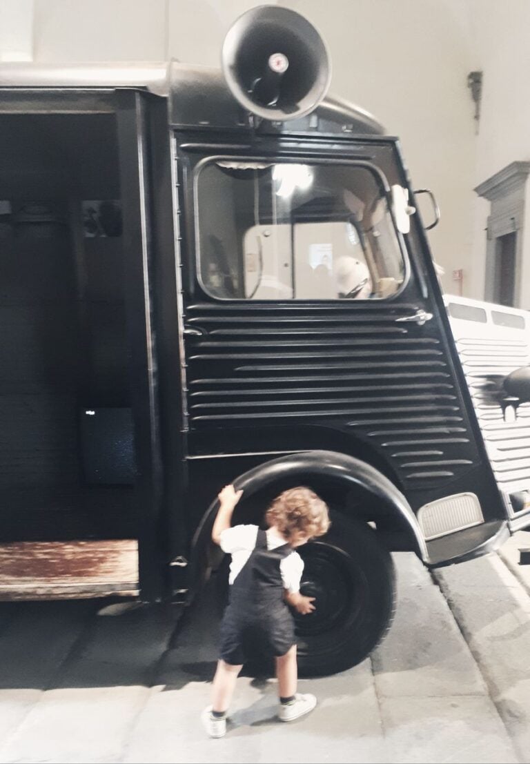 Marina Abramović. The Cleaner. Firenze 2018. Iago cerca di salire sul camioncino Citroën in cui vissero Marina e Ulay