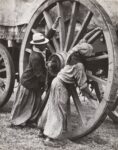 Martin Munkacsi, Nelle pampas argentine, strade accidentate, buche, 1932 ca. © Estate of Martin Munkácsi. Courtesy Howard Greenberg Gallery, New York