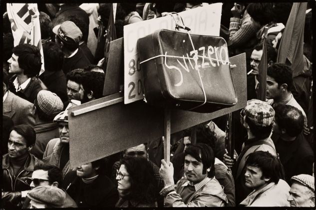Mimmo Jodice, Napoli, Manifestazione a Piazza Garibaldi, 1967 © Mimmo Jodice