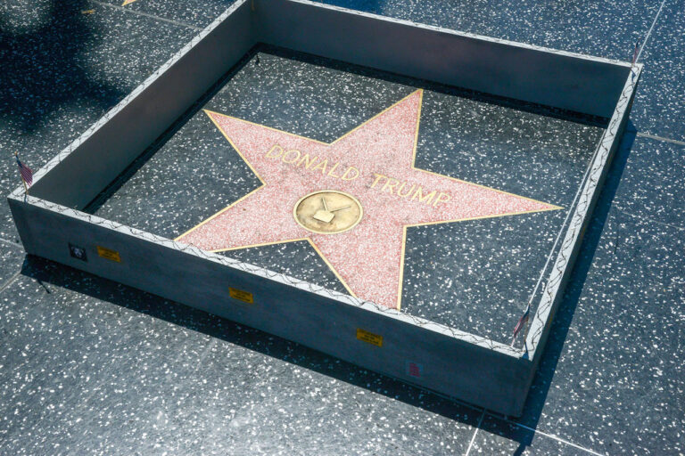 PJ Trump wall walk of fame 2 Intervento di Plastic Jesus la stella sulla Walk of Fame a Los Angeles dedicata a Donald Trump