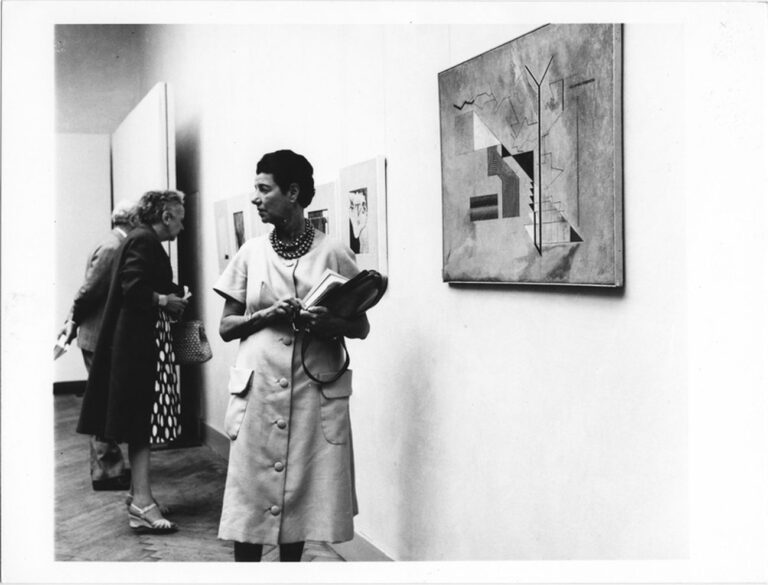 Peggy Guggenheim alla XXIX Biennale di Venezia del 1958 davanti a un’opera di Osvaldo Licini