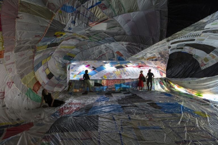 Tomás Saraceno. ON AIR. Exhibition view at Palais de Tokyo, Paris 2018. Courtesy the artist & Andersen, Copenhagen & Esther Schipper, Berlino & Pinksummer, Genovaa & Ruth Benzacar, Buenos Aires & Tanya Bonakdar, New York. Photo Andrea Rossetti, 2018