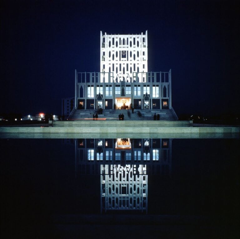 Veduta notturna della Concattedrale di Taranto (1970) che si specchia nelle vasche antistanti © Gio Ponti Archives