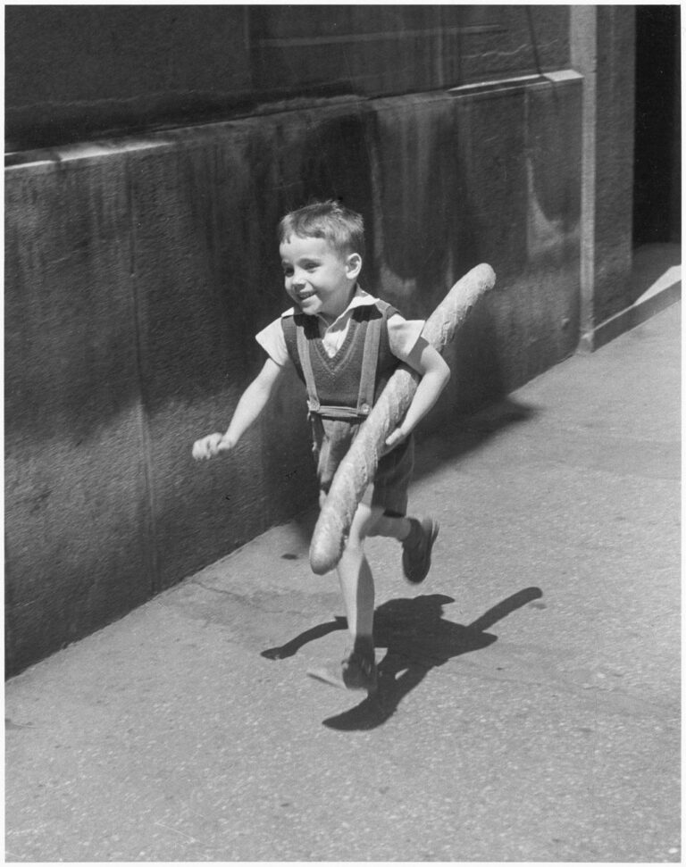 Willy Ronis, Le Petit Parisien, 1952. Ministère de la Culture - Médiathèque de l’architecture et du patrimoine - Dist RMN-GP © Donation Willy Ronis