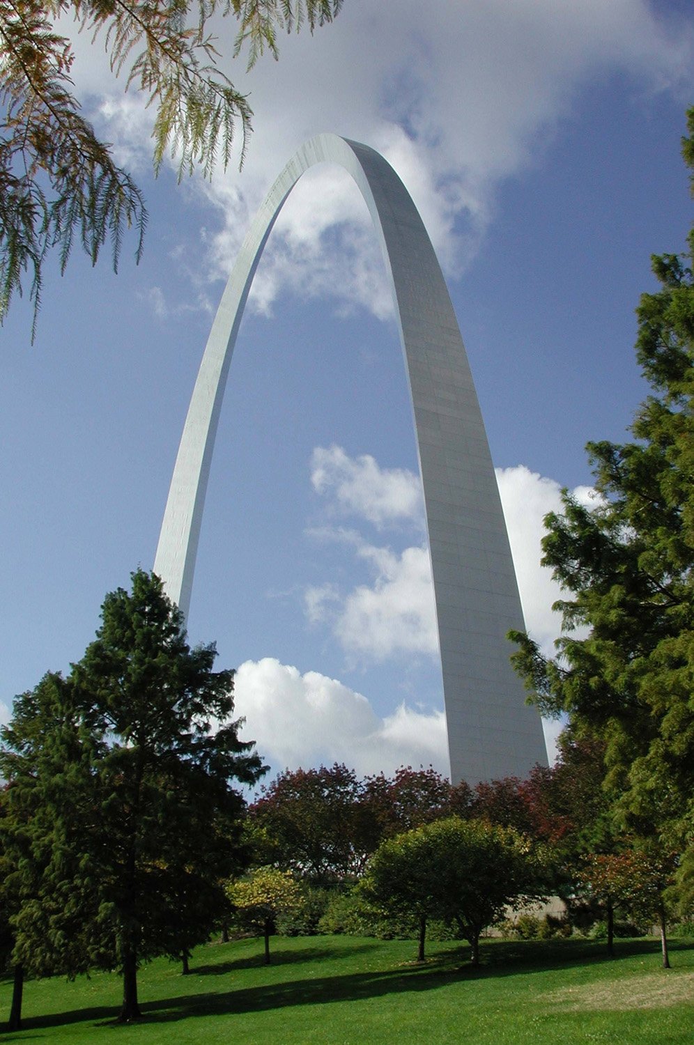 The Gateway Arch in fall. Copyright: NPS