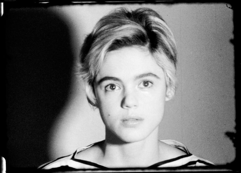 Andy Warhol (1928–1987), ST309 Edie Sedgwick, 1965. 16mm, b&w, silent; 4.5 min. @ 16 fps, 4 min. @ 18 fps. Pictured: Edie Sedgwick. © 2018 The Andy Warhol Museum, Pittsburgh, PA, a museum of Carnegie Institute. All rights reserved