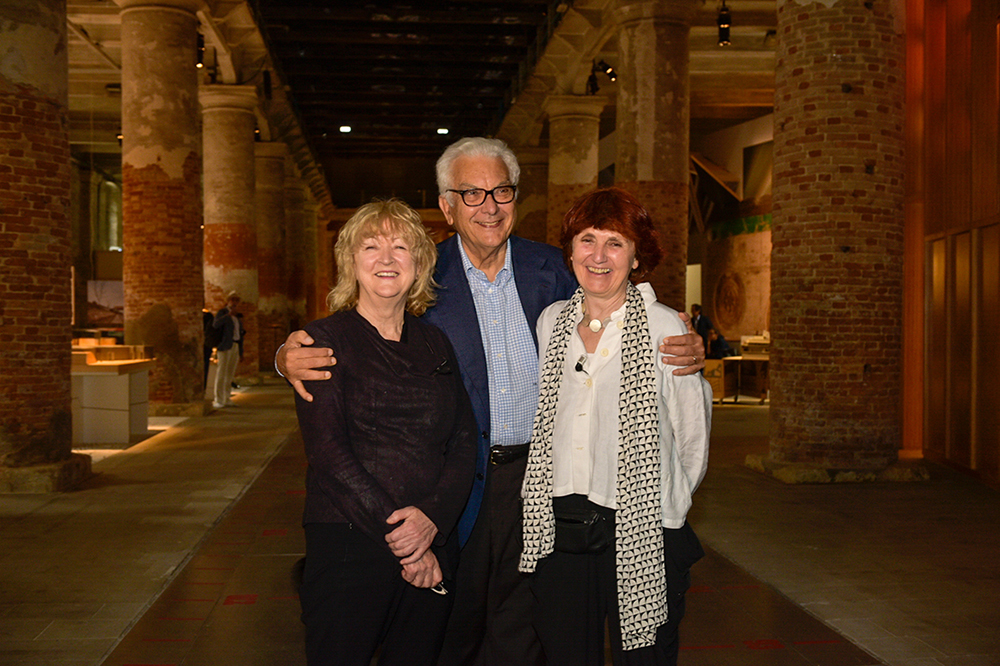 Baratta with Farrell and McNamara - Photo by Jacopo Salvi - Courtesy La Biennale di Venezia