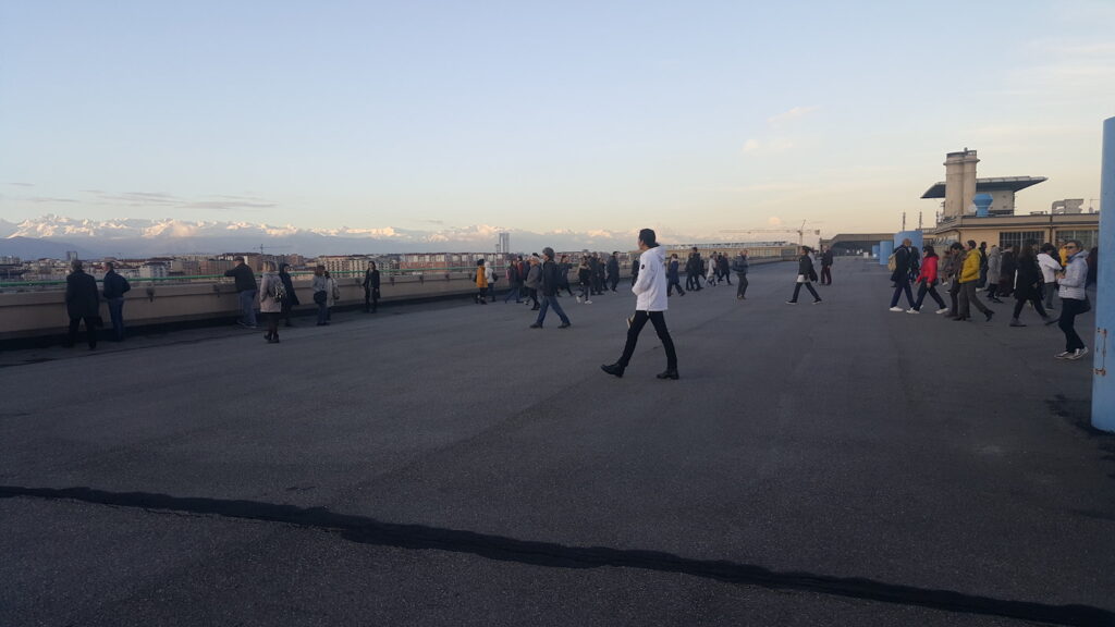 Una passeggiata con Hamish Fulton sulla pista del Lingotto a Torino. Immagini e video