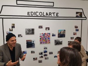 EdicolArte, l’edicola-galleria di Torino che ogni settimana coinvolge gli abitanti del quartiere