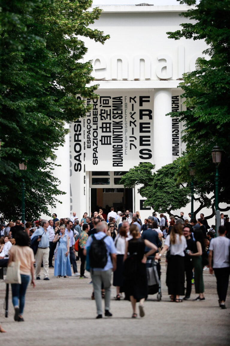 Pubblico Padiglione Centrale - Photo by Jacopo Salvi - Courtesy of La Biennale di Venezia