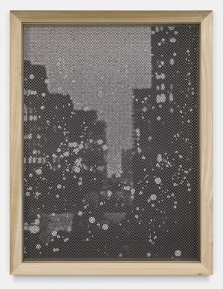 In grid (1), 2018, smalti su stampa digitale bn, griglia metallica, legno, cm 53x40. Courtesy Totah, NY. Fotografie di Alex Yudzon