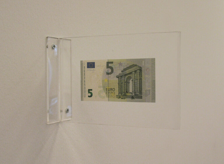 Antonio Della Guardia, 5 euro, 2014. Courtesy l'artista e Galleria Tiziana Di Caro, Napoli