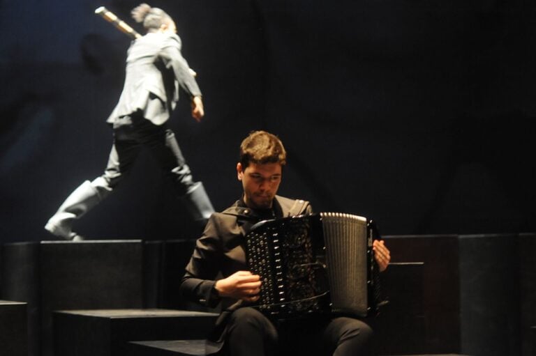 Alain Platel e Fabrizio Cassol per Les Ballet C de la B, Requiem pour L. Photo Chris van der Burght