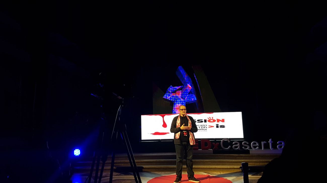 Franz Cerami presenta il progetto Lighting flowers durante TEDx Talks, Reggia di Caserta, 2018