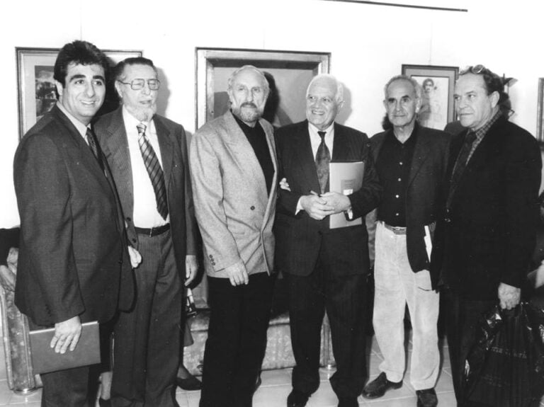 Galleria La Rocca, Palermo, 1966. Ugo Attardi, Bruno Caruso e Piero Guccione ad inaugurare la mostra "L'uomo orologio e altre storie". Presenti l'autore del libro Giuseppe Quatriglio e Franco Grasso. Courtesy Galleria La Rocca, via Facebook