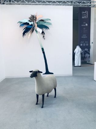 Gary Webb, Abu Dhabi Palm Tree n.2, 2018 François Xavier Lalanne, Les Nouveaux Moutons, Brebis, 1995. Galerie Mitterand, Parigi