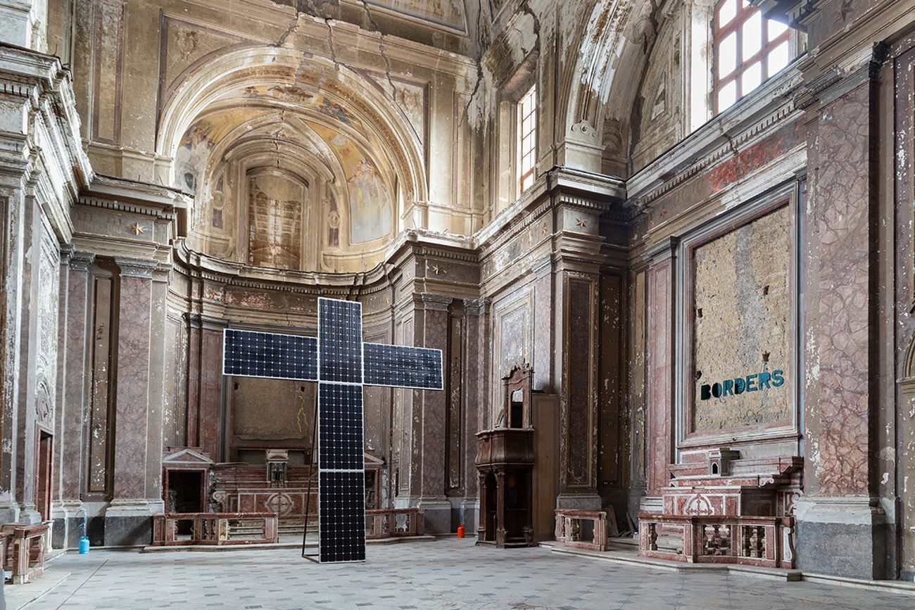 Jota Castro. Cave Canem. Exhibition view at Chiesa di San Giuseppe delle Scalze a Pontecorvo, Napoli. Courtesy Galleria Umberto Di Marino, Napoli. Photo Danilo Donzelli