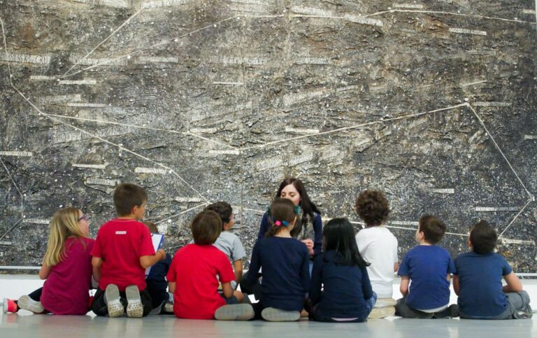 Laboratorio per scuola primaria _I luoghi dell'arte a portata di mano. Al MAXXI le carte di Maria Lai_ (2018). Photo credit Gianfranco Fortuna, courtesy Fondazione MAXXI