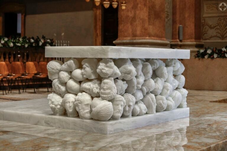 L'altare di Claudio Parmiggiani per la Basilica di Santa Maria Assunta di Gallarate (VA); Fotografia di Giorgio Giovara, courtesy CLP