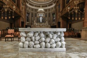 Arte sacra contemporanea a Gallarate. Claudio Parmiggiani progetta altare e pulpito