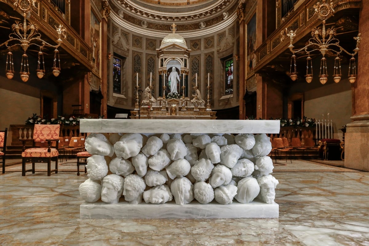 L'altare di Claudio Parmiggiani per la Basilica di Santa Maria Assunta di Gallarate (VA); Fotografia di Giorgio Giovara, courtesy CLP