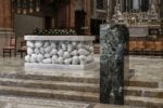 L'altare e l'ambone di Claudio Parmiggiani per la Basilica di Santa Maria Assunta di Gallarate (VA); Fotografia di Giorgio Giovara, courtesy CLP