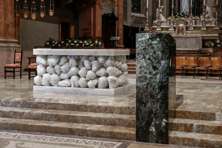 L'altare e l'ambone di Claudio Parmiggiani per la Basilica di Santa Maria Assunta di Gallarate (VA); Fotografia di Giorgio Giovara, courtesy CLP