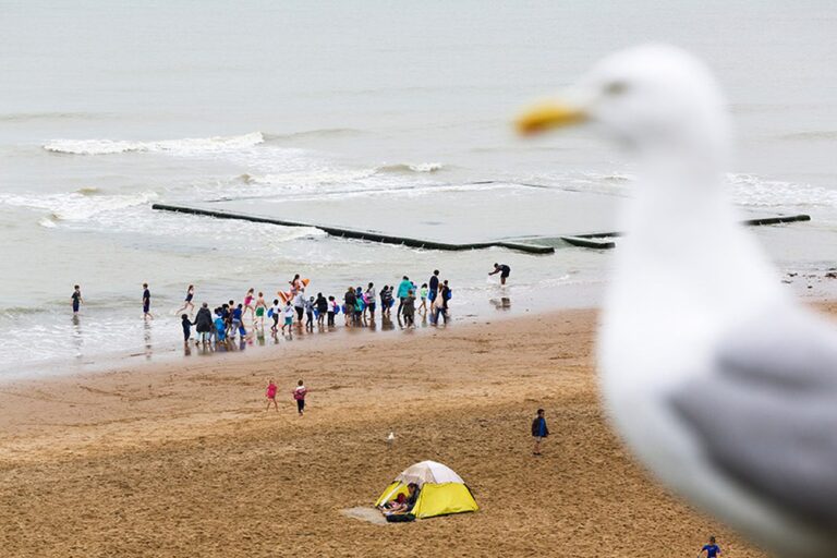 Martin Parr, Broadstairs, Kent, England, 2014, dalla serie Beach Therapy. Photo © Martin Parr _ Magnum Photos. Courtesy Spazio Damiani, Bologna