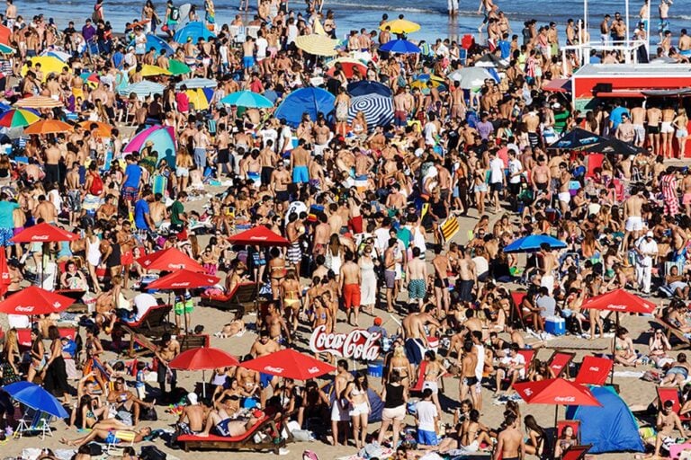 Martin Parr, Mar Del Plata, Argentina, 2014, dalla serie Beach Therapy. Photo © Martin Parr _ Magnum Photos. Courtesy Spazio Damiani, Bologna