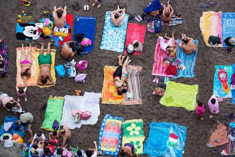 Martin Parr, Sorrento, Italy, 2014, dalla serie Beach Therapy. Photo © Martin Parr _ Magnum Photos. Courtesy Spazio Damiani, Bologna