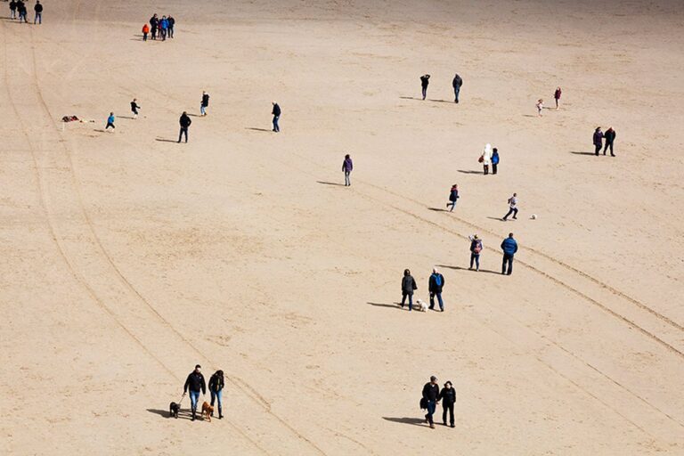 Martin Parr, Tenby, Wales, 2016, dalla serie Beach Therapy. Photo © Martin Parr _ Magnum Photos. Courtesy Spazio Damiani, Bologna