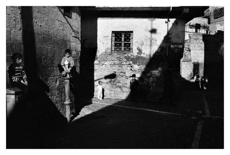 Murat Yazar, Gioco in ombra. Bambini che giocano nelle storiche strade di Urfa. Urfa, Turchia 2011