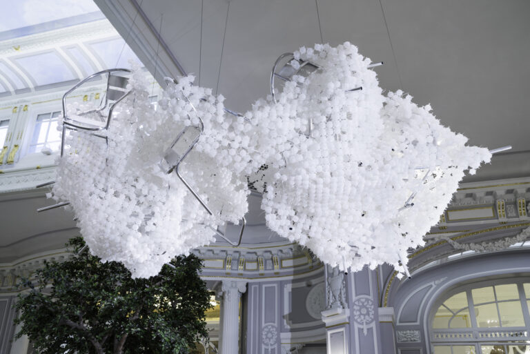 CLOUDLESS, 2006-2018, moduli disegnati dall'artista in PTFE, sedie di alluminio, cavo in acciaio. Dimensioni variabili. PTFE spheres, aluminium chairs, steel cables, fixing plastic stripes, variable dimensions. The St. Regis Rome, 2018. Courtesy the artist and GALLERIA CONTINUA, San Gimignano / Beijing / Les Moulins / Habana. Photo Ela Bialkowska, OKNO Studio