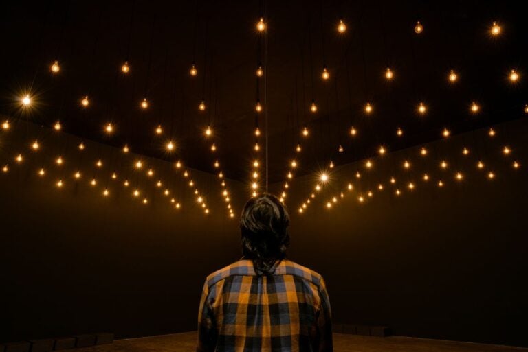 Rafael Lozano-Hemmer, Pulse Room, 2006. Installation view at MUAC Museum, Città del Messico 2015. Photo Oliver Santana. Courtesy Hirshhorn Museum, Washington DC