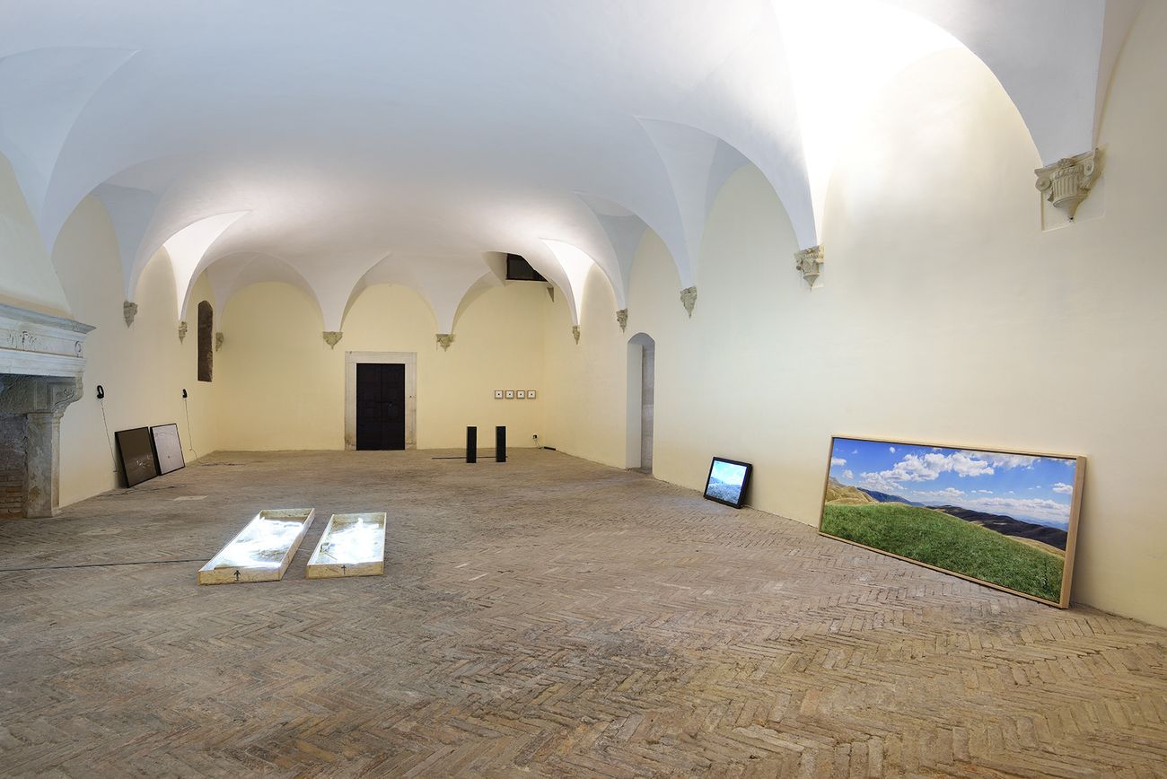 Simone Cametti. Media montagna. Exhibition view at Spazio K - Galleria Nazionale delle Marche, Urbino 2018, photo Michele Alberto Sereni