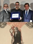 Sopra, Fabrizio Cotognini premiato alla XIX edizione del Premio Cairo; sotto, Faust e Mefistofele in una locandina teatrale in stile Liberty