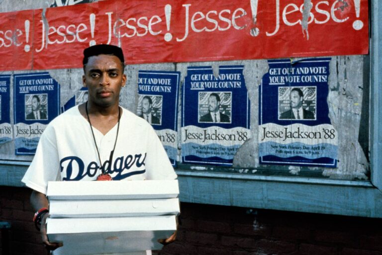 Spike Lee nel ruolo di Mookie, still dal film del 1989 Fa' la cosa giusta, scritto e diretto da Spike Lee