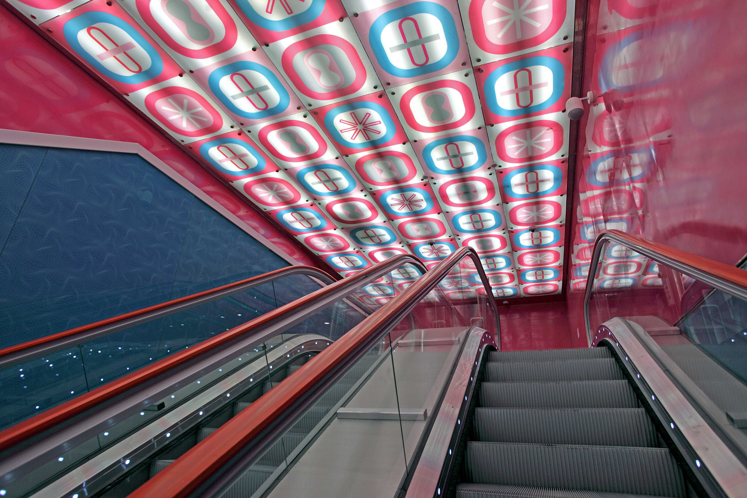 Stazione Università, Karim Rashid, Light box. Photo Peppe Avallone, ANM SpA
