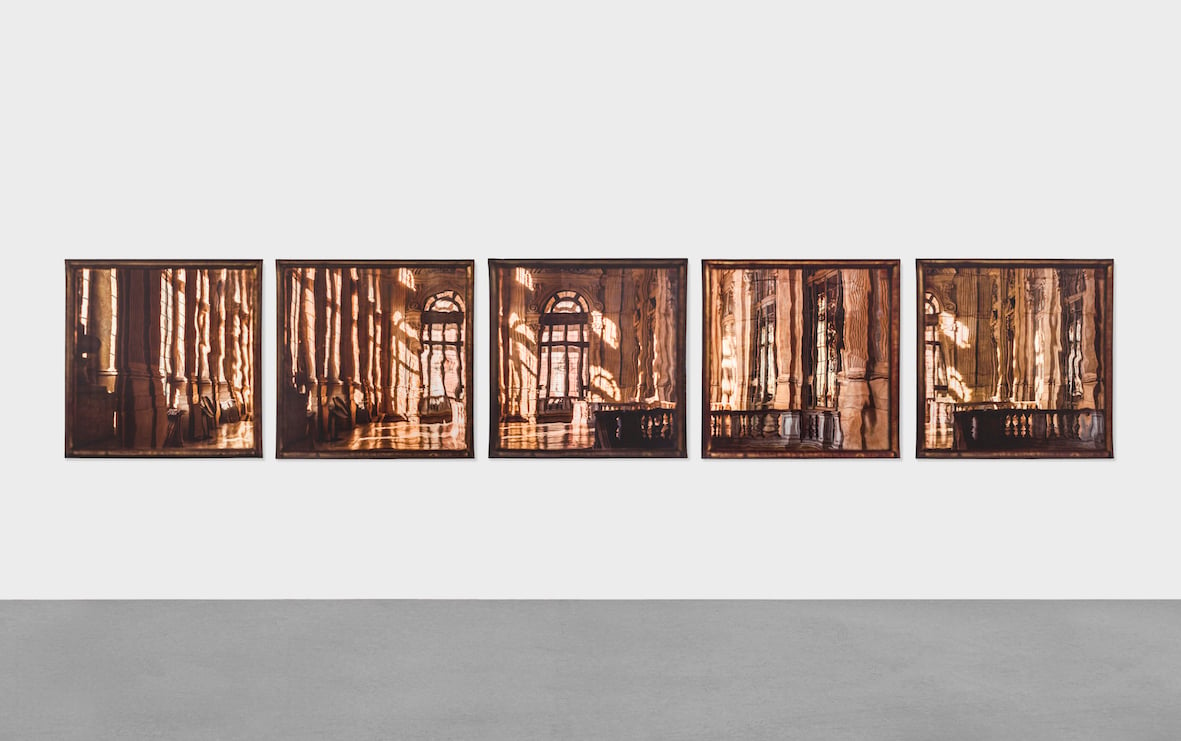 Elisa Sighicelli,Untitled (Polyptych), 2018 fotografia stampata su raso 125 x 685 cm