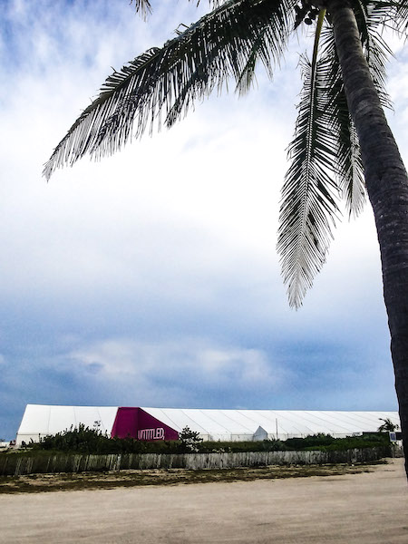 L’ingresso di Untitled, sulla spiaggia di Miami Beach.