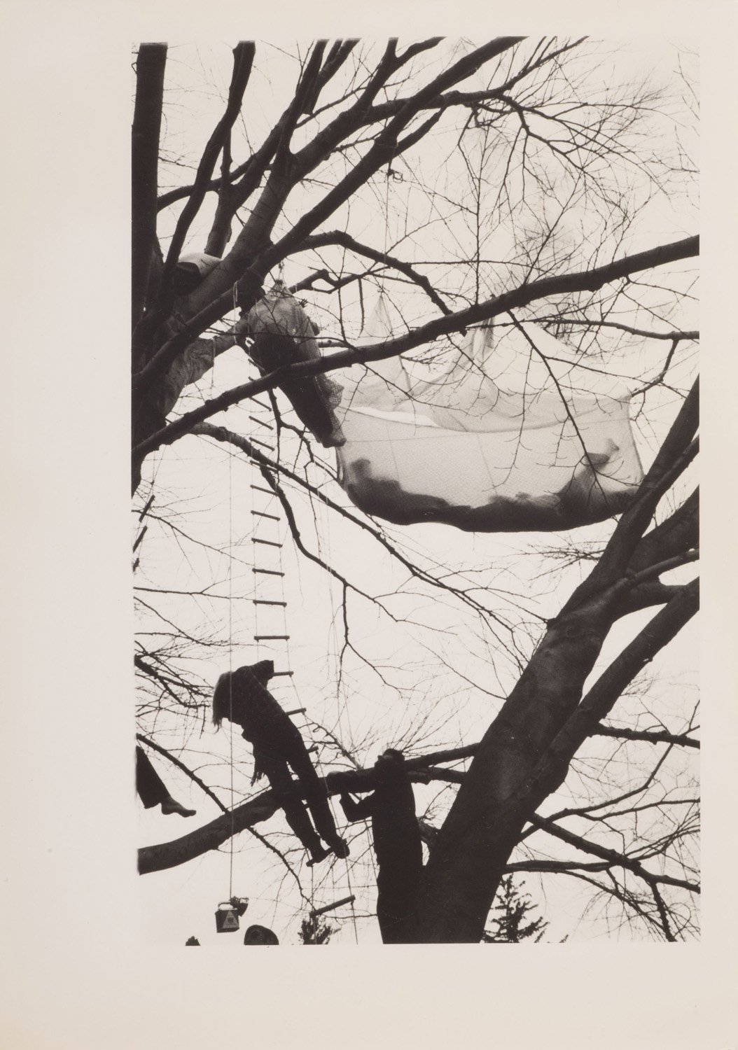 Gordon Matta-Clark, Tree Dance, Untitled, 1971, 5 fotografie vintage in bianco e nero stampate su carta ai sali d’argento. Courtesy Harold Berg