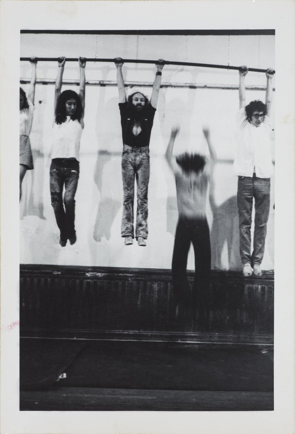 Carol Goodden, Raindrop Dance, 1971, 13 fotografie vintage stampate su carta ai sali d’argento della performance di Carol Goodden presentata il 29 giugno 1971 presso il 112 Greene Street, N.Y.C. Fotografo sconosciuto
