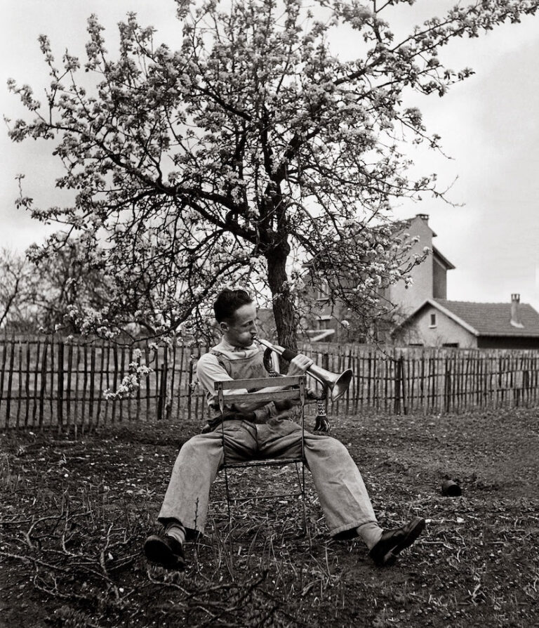 Le Clairon du dimanche, Antony, 1947 © Atelier Robert Doisneau