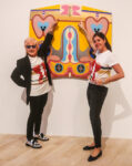 Judy Chicago e Maria Giulia Maramotti indossano la T-shirt in edizione speciale realizzata da Max Mara posando davanti al cofano d’auto da cui è tratta l’immagine riprodotta sulla maglietta