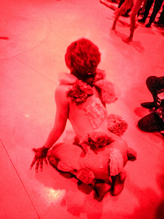 Una ballerina durante una delle performance alla serata di apertura del Faena Festival